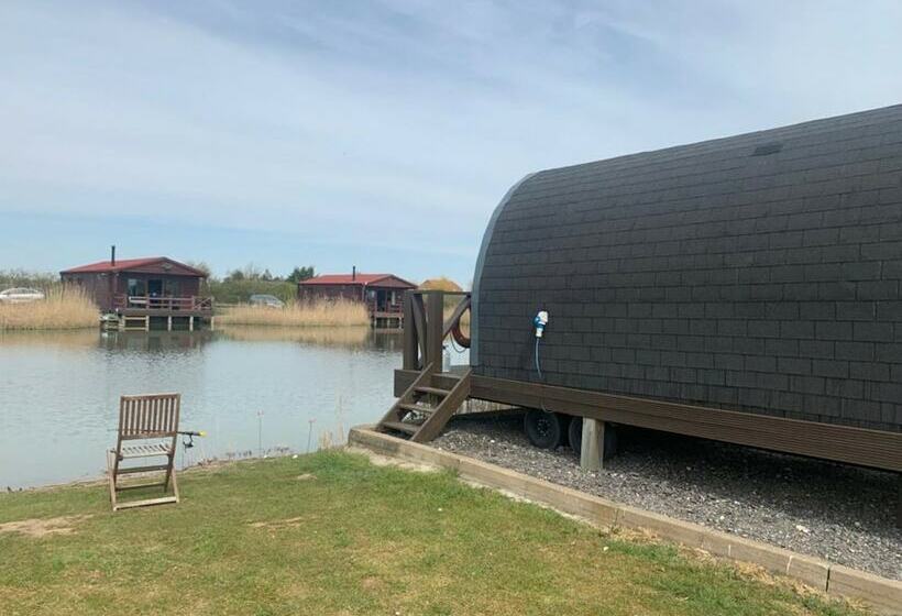 Номер Basic, Lakeside Fishing Pods