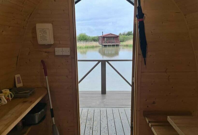 Номер Basic, Lakeside Fishing Pods
