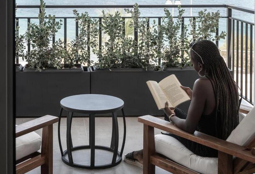 سوییت با چشمانداز دریا, Bitzaro Boutique