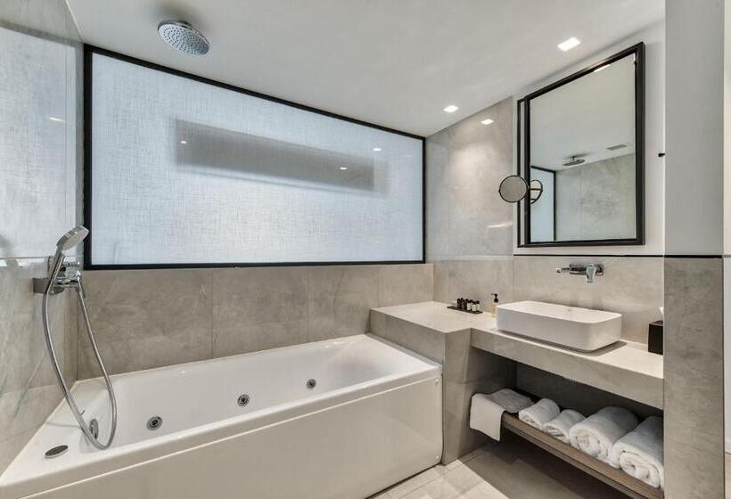 سوییت با چشمانداز دریا, Bitzaro Boutique