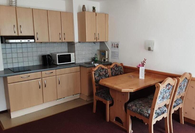 带阳台两卧公寓, Apartment House Seerose