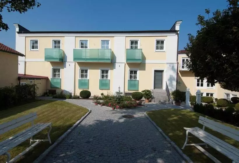 スタンダードトリプルルーム, Biedermeier Hof