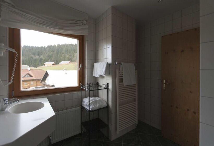 标准三人间, Jagdhof