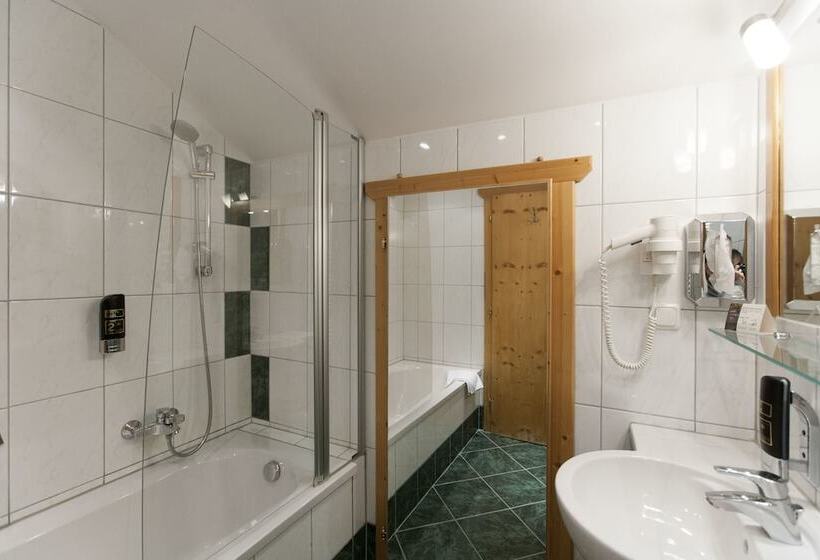 标准三人间, Jagdhof