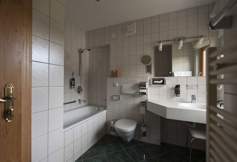 标准三人间, Jagdhof