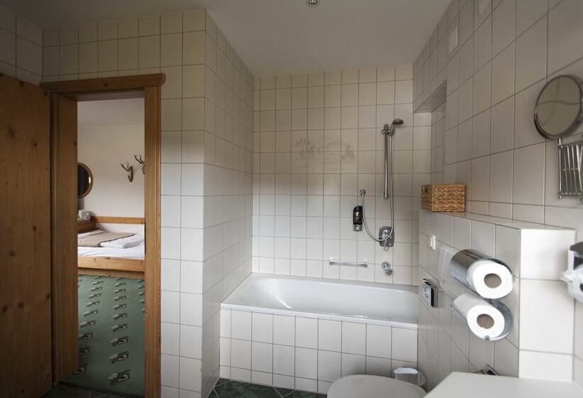 标准三人间, Jagdhof