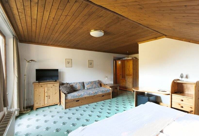 标准三人间, Jagdhof