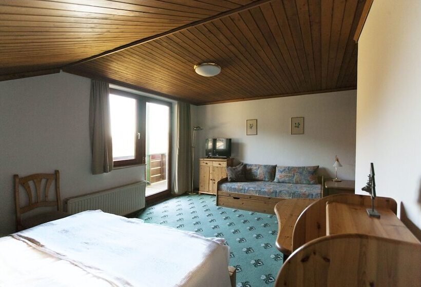 标准三人间, Jagdhof