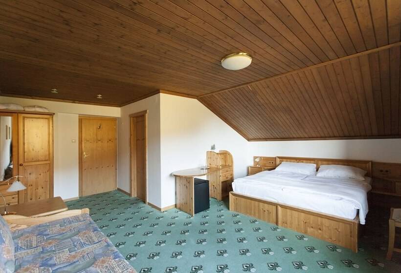 标准三人间, Jagdhof