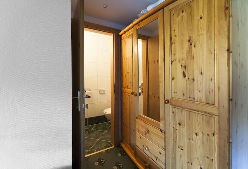 标准三人间, Jagdhof