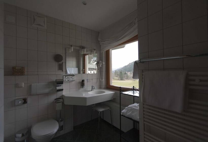 标准三人间, Jagdhof