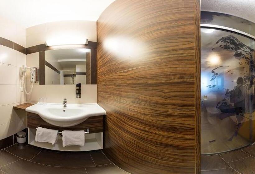 اتاق لوکس, Pension Egger