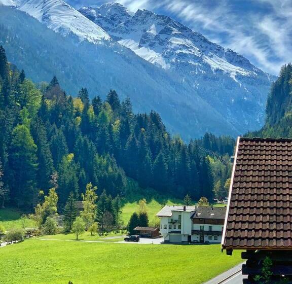 سوییت جونیور با بالکن, Intermontana Hotel Garni