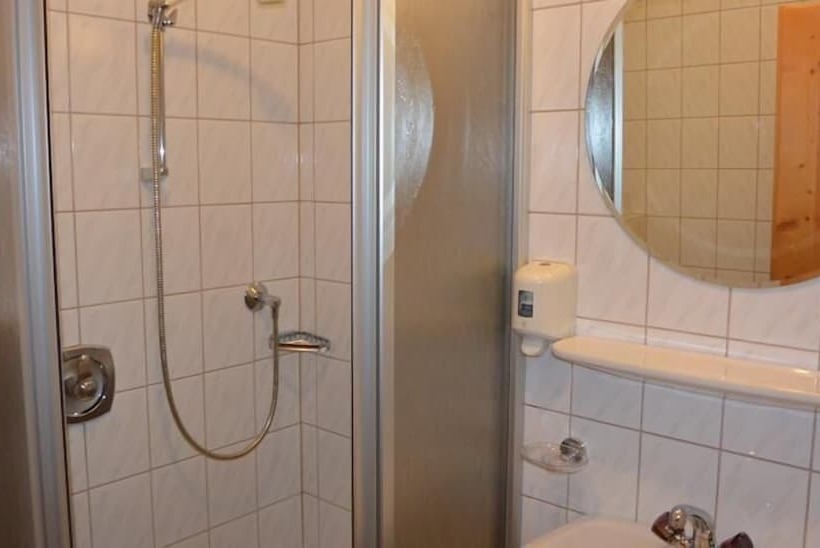 اتاق استاندارد یک نفره, Intermontana Hotel Garni