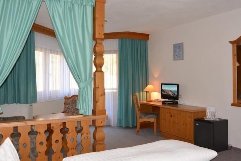 جناح جونيور, Intermontana Hotel Garni