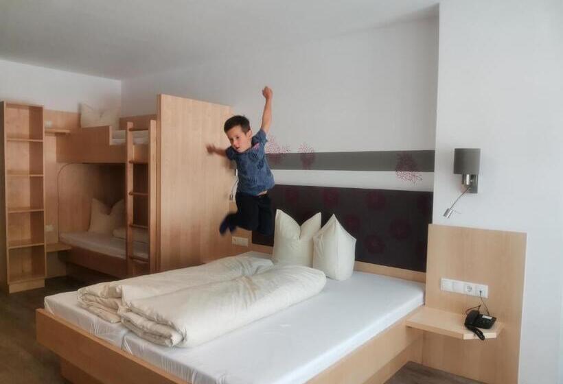 Четырехместный Номер Стандарт, Kinderhotel Stefan