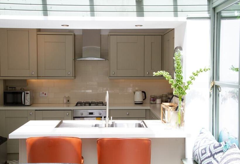 منزل غرفة نوم واحدة, Lock Keepers Cottage  Detached House In The City