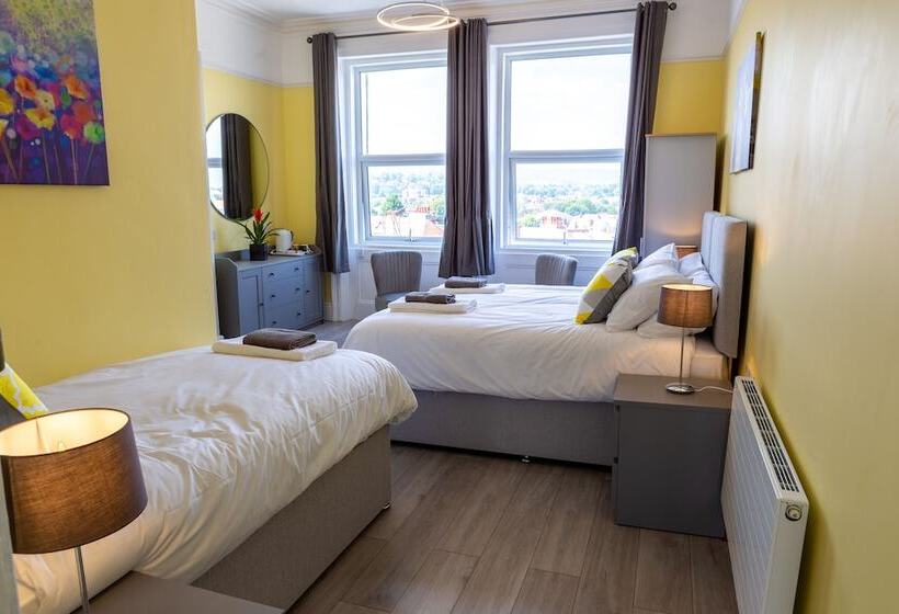 חדר סטנדרט לשלושה, The Halcyon