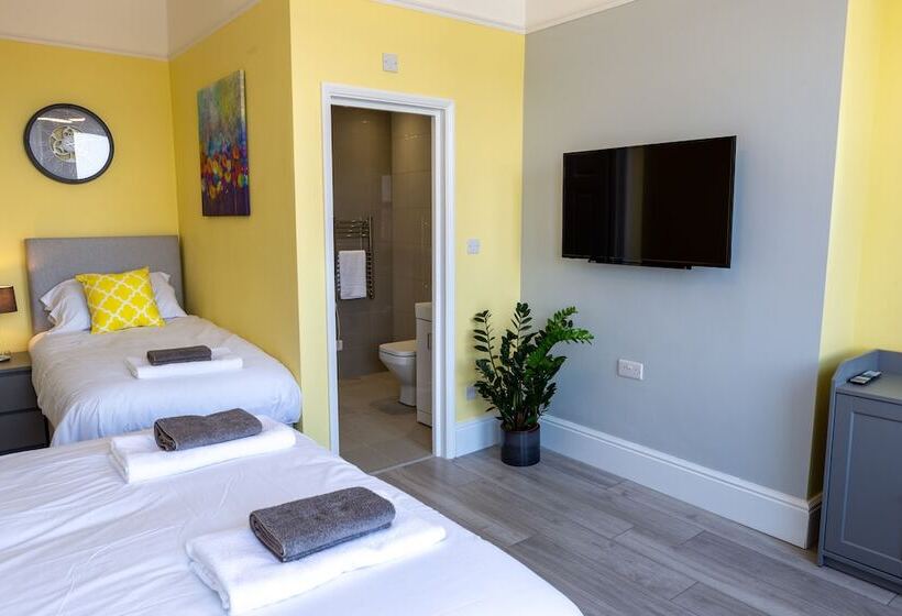 חדר סטנדרט לשלושה, The Halcyon