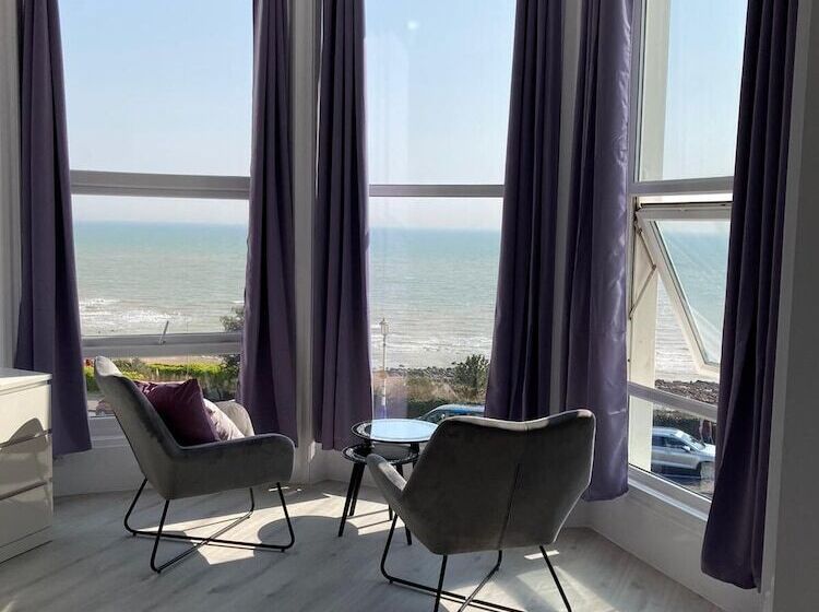 חדר סופריור לשלושה עם נוף לים, The Halcyon