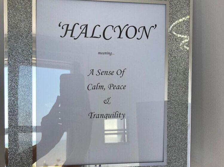 חדר סופריור לשלושה עם נוף לים, The Halcyon