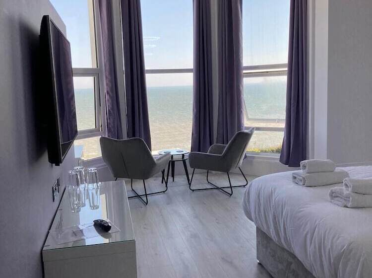 חדר סופריור לשלושה עם נוף לים, The Halcyon