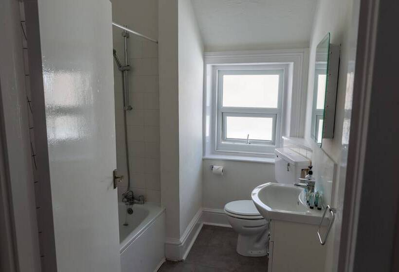 חדר סטנדרט, The Halcyon