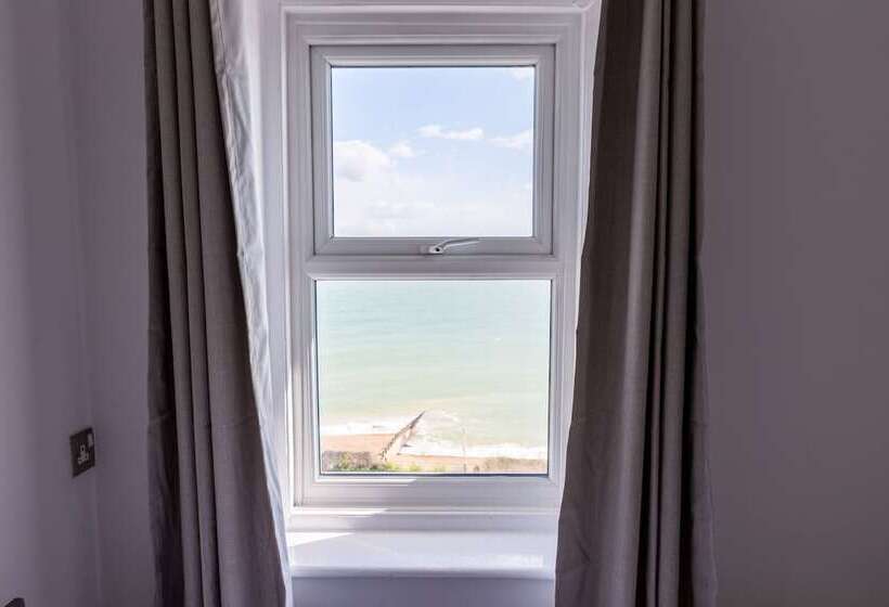 חדר סטנדרט, The Halcyon