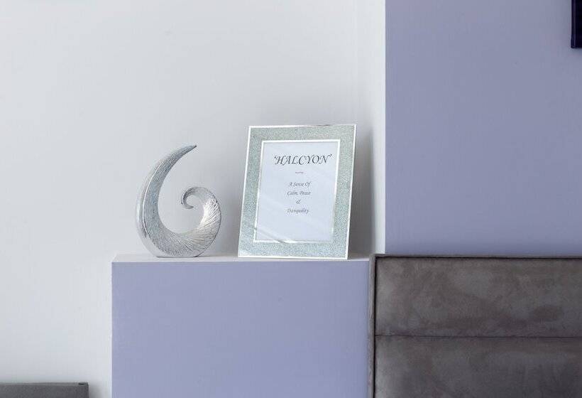 חדר סופריור לשלושה עם נוף לים, The Halcyon