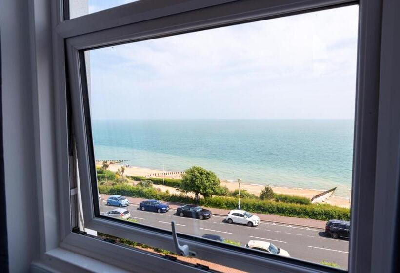 חדר סטנדרט לארבעה, The Halcyon