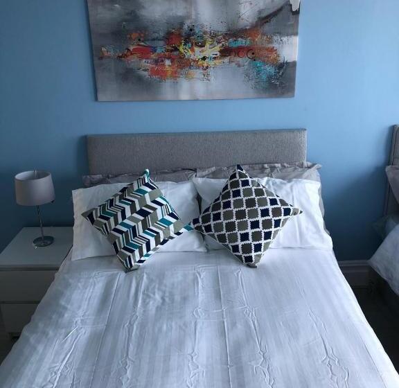 חדר סטנדרט לארבעה, The Halcyon