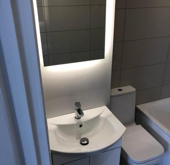 חדר סטנדרט לארבעה, The Halcyon