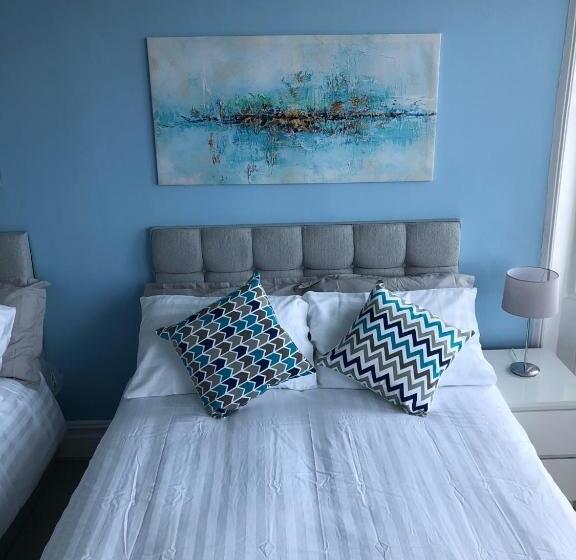 חדר סטנדרט לארבעה, The Halcyon