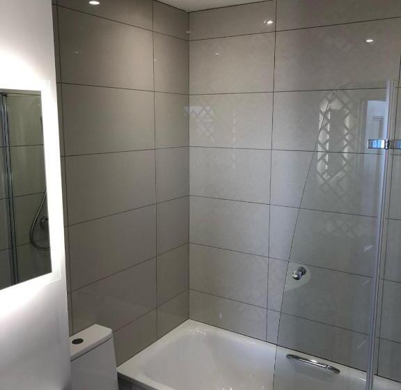 חדר סטנדרט לארבעה, The Halcyon