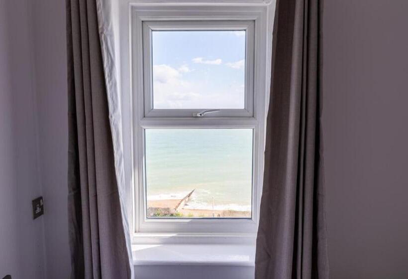 חדר סטנדרט, The Halcyon