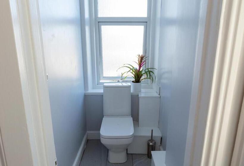 חדר סטנדרט, The Halcyon