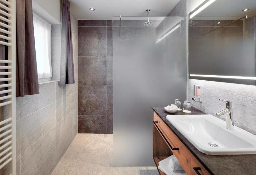 غرفة قياسية ثلاثية مزودة بشرفة, Margit