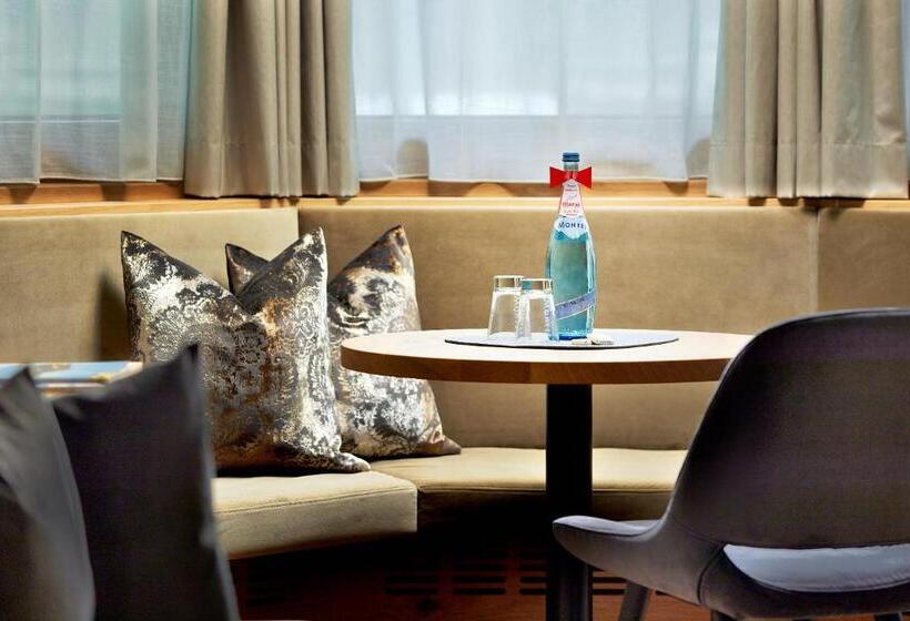 غرفة قياسية ثلاثية مزودة بشرفة, Margit