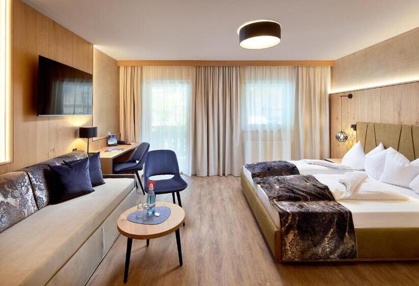 带阳台的三人标准间, Margit