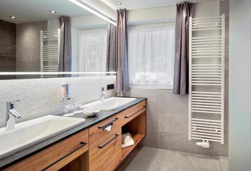 غرفة قياسية رباعية مزودة بشُرفة, Margit