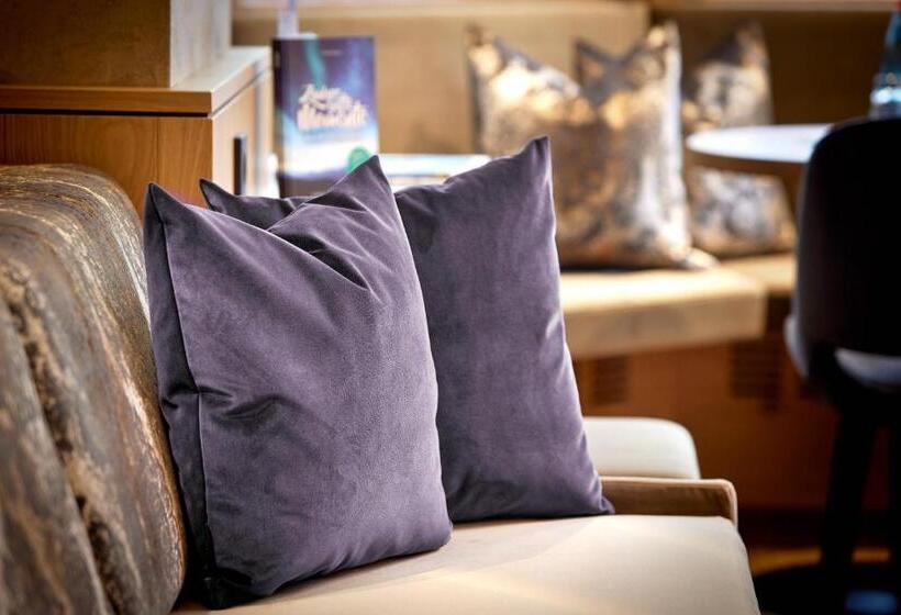 غرفة قياسية مزوَّدة بشُرفة, Margit