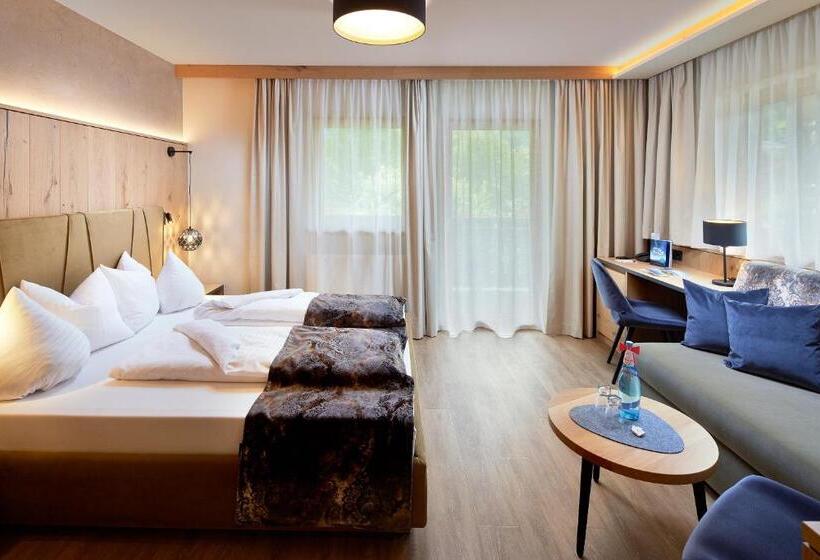 غرفة قياسية ثلاثية مزودة بشرفة, Margit