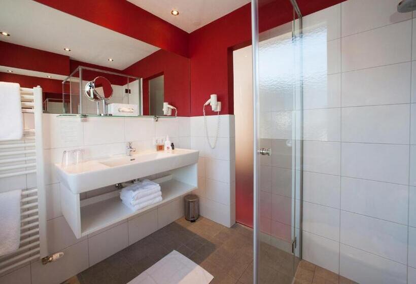 이코노미 룸, Bruno