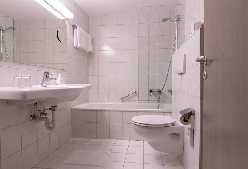 이코노미 룸, Bruno