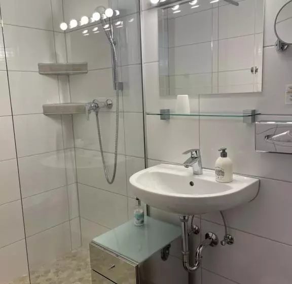 庭の見えるシングルルーム, Seehaus Kärnten Inn Mit Direktem Seezugang Und E Ladestation