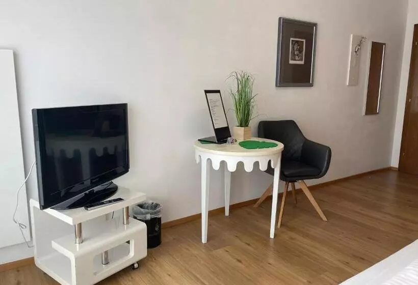 庭の見えるシングルルーム, Seehaus Kärnten Inn Mit Direktem Seezugang Und E Ladestation