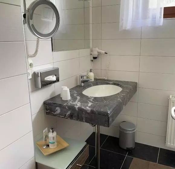 スタンダードトリプルルーム, Seehaus Kärnten Inn Mit Direktem Seezugang Und E Ladestation