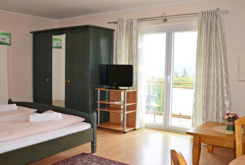 Standard studio with lake view, Pension Krakolinig