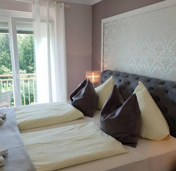 Superior studio with lake view, Pension Krakolinig