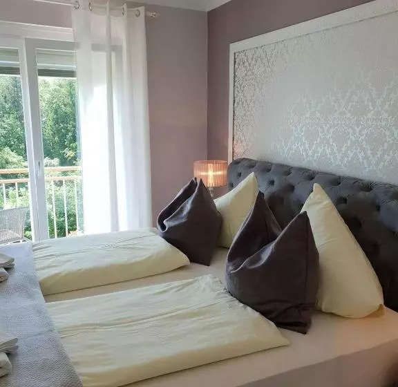 Superior studio with lake view, Pension Krakolinig